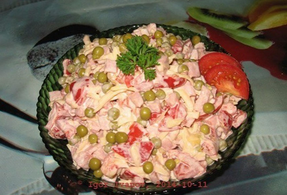 sborniy-salat-s-pomidorami-i-vetchinoy
