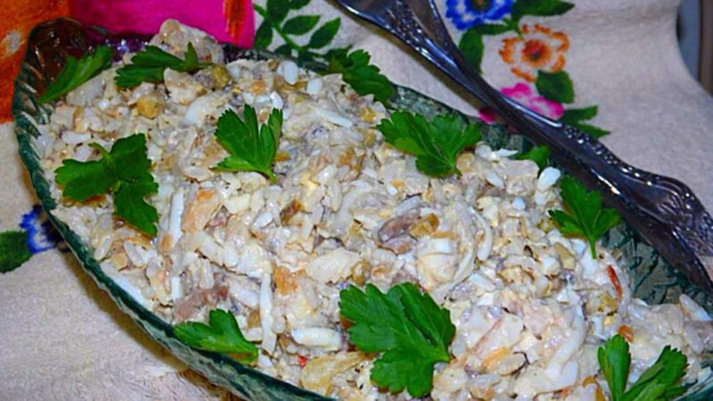 Рыбный салат с рисом и грибами