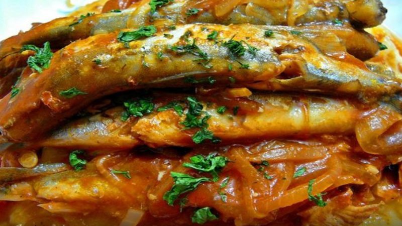 Запеченная мойва с овощами
