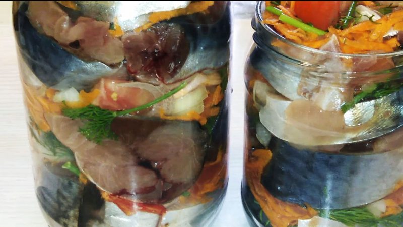 Маринованная скумбрия с овощами