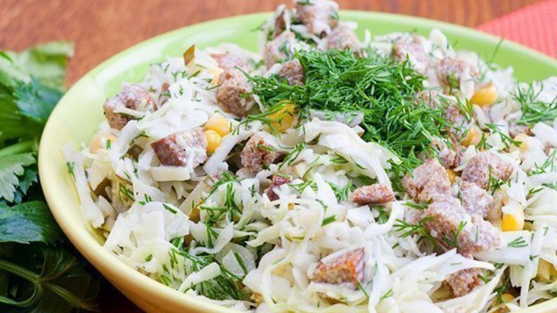 Салат с сухариками