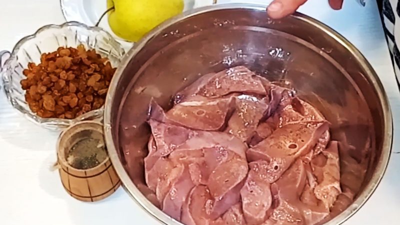 Печень с яблоками