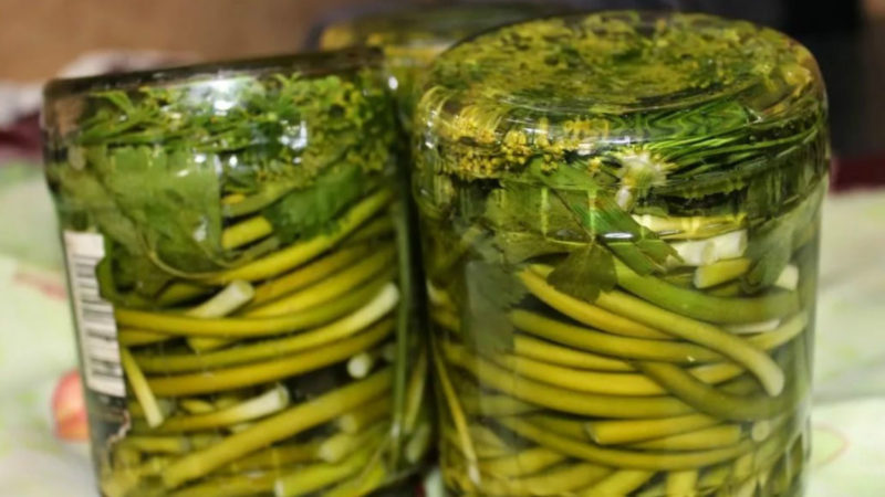 Маринованные стрелки чеснока