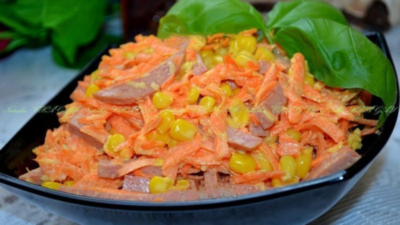Салат с копченой колбасой и морковью