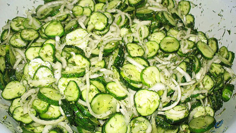 Сырой салат из огурцов на зиму