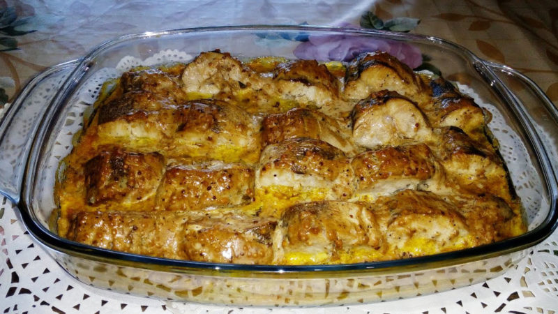 Хек запеченный со сметаной