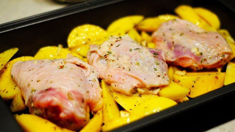 Курица в кефире, запеченная с картофелем