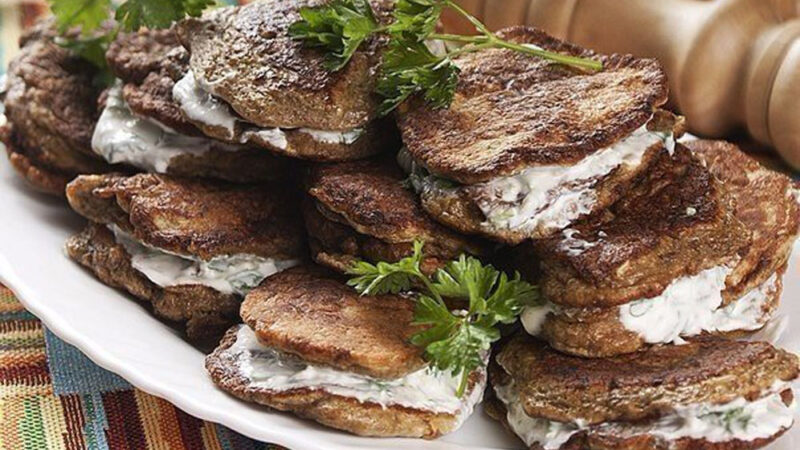 Печеночные оладьи в сметанном соусе