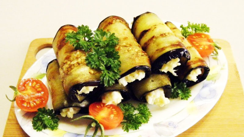 Рулетики из баклажанов с сыром и чесноком
