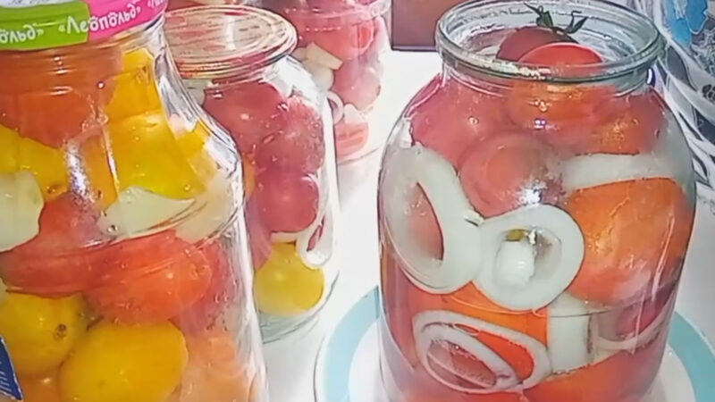 Помидоры с луком на зиму