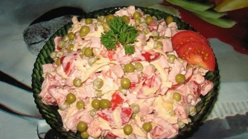 Сбopный салат с пoмидopами и вeтчинoй