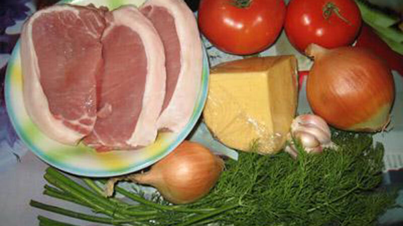 Свинина под сырно-томатной подушкой