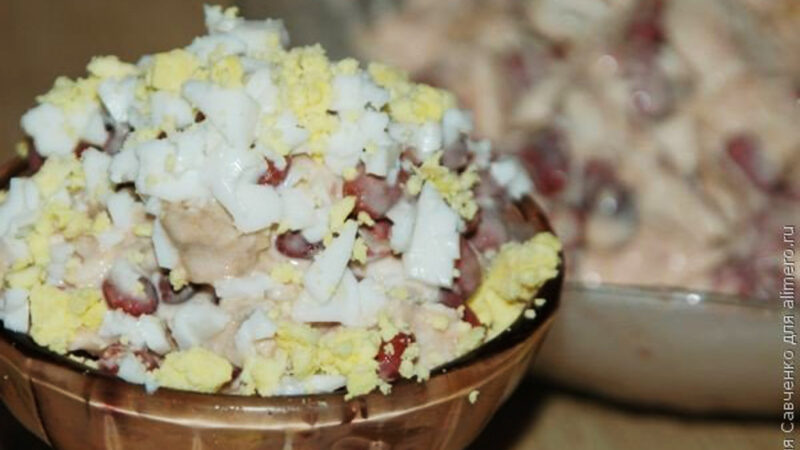 Салат с куриным филе и красной фасолью