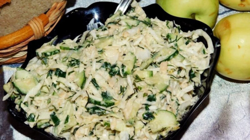 Простой салат с капустой и яблоками