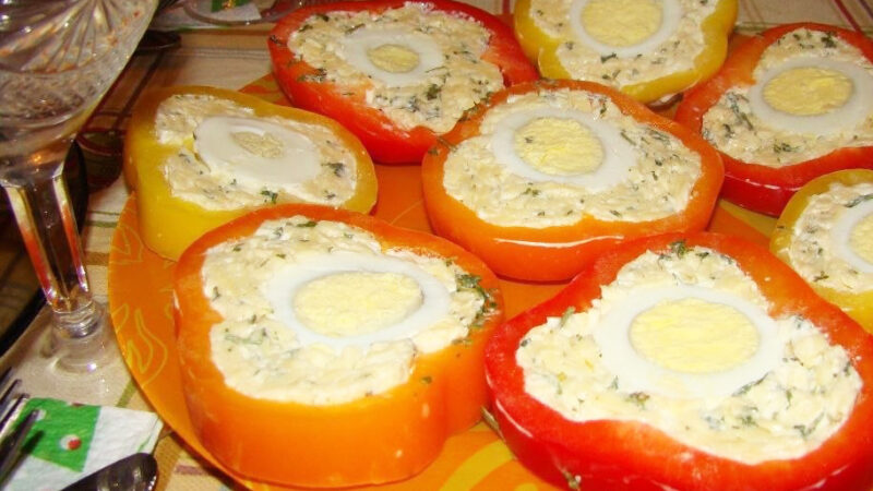 Перец с сырной начинкой и яйцом