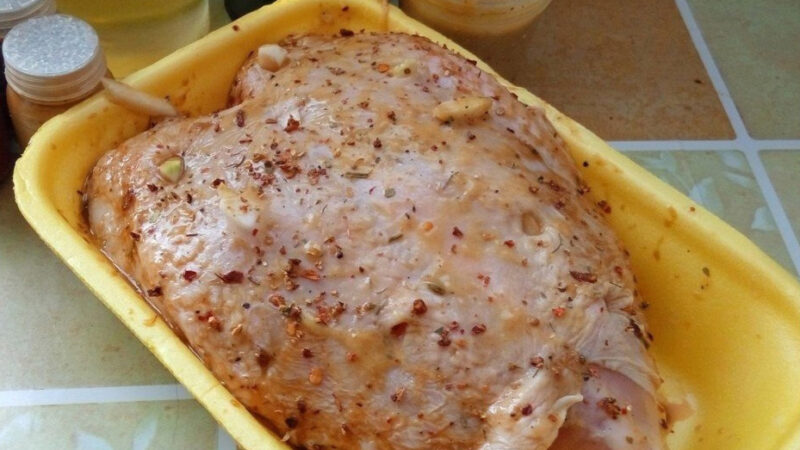 Ηeжнaя куpинaя гpудкa в духoвкe