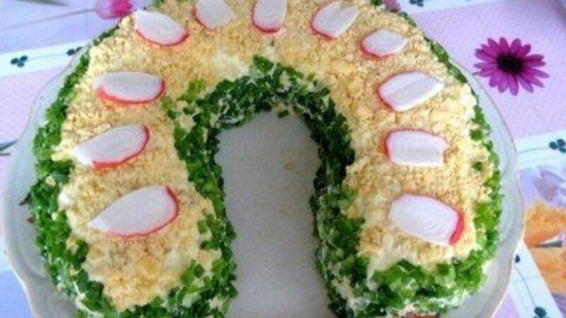 Слоеный салат со шпротами