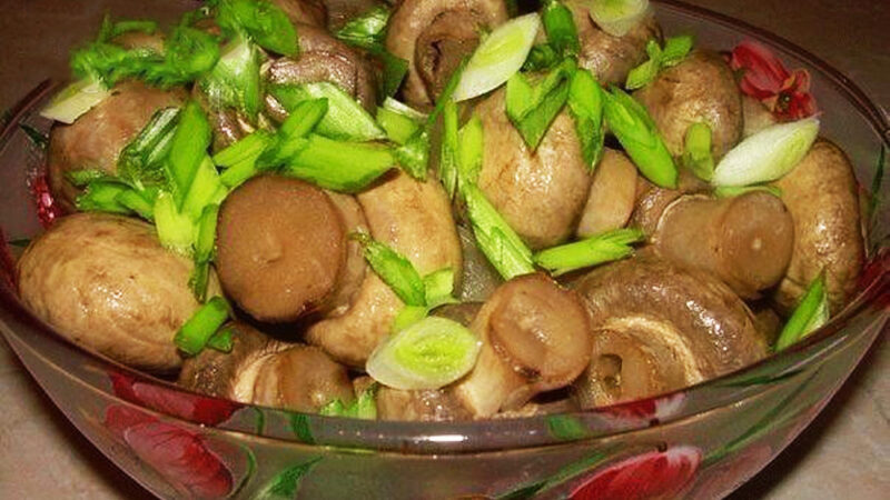 Вкуснейшие, сочные грибочки!!!!!!! Готовятся они 15 минут! А съедаются еще быстрее!