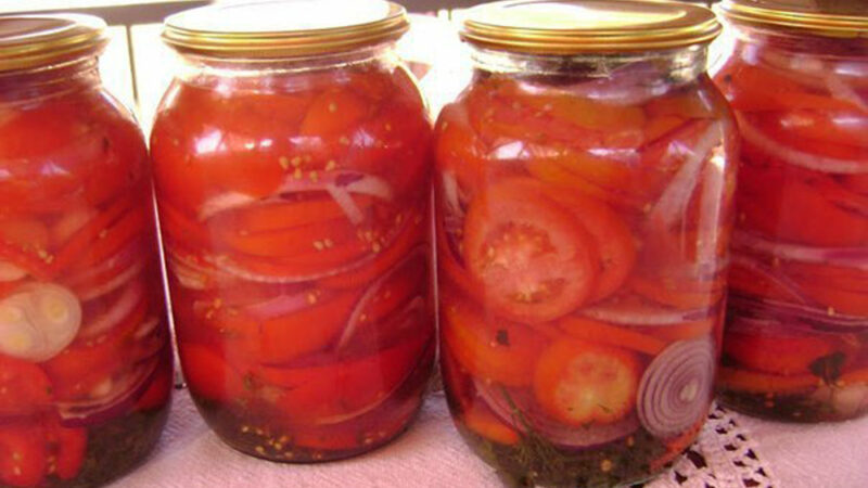 Сладкие помидоры с красным луком