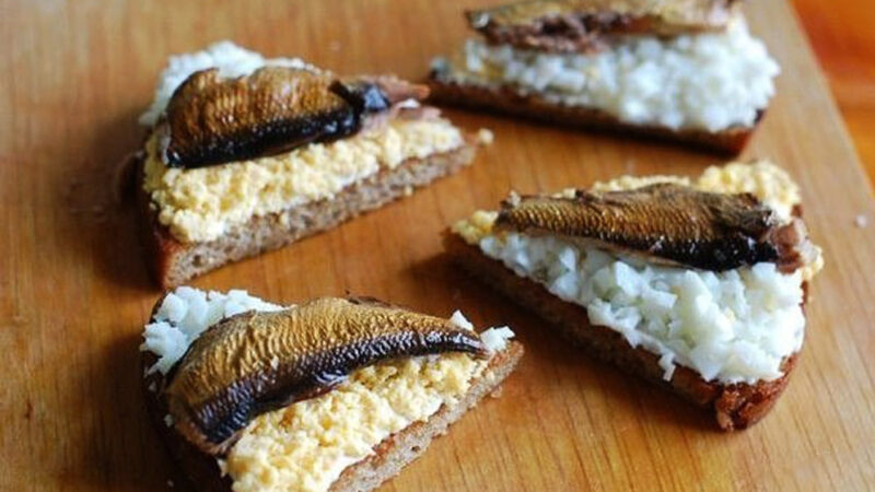 Чесночные гренки со шпротами и яйцом