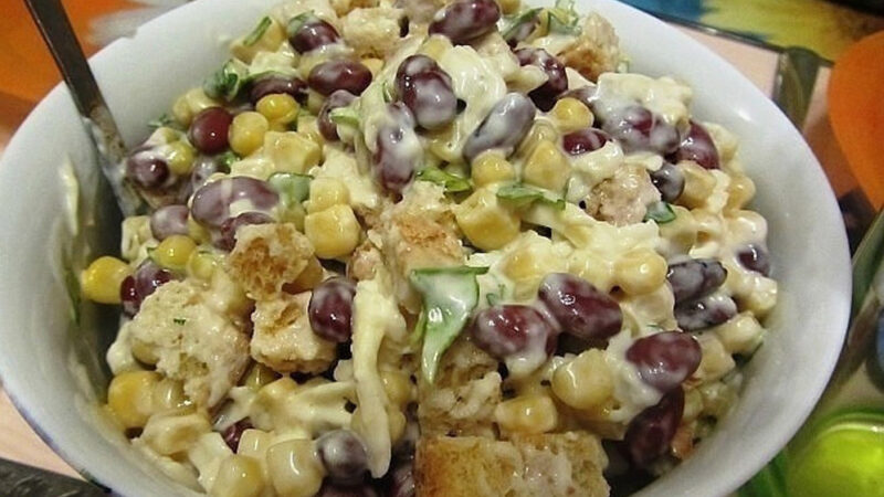 Салат с фасолью, сыром и сухарикам