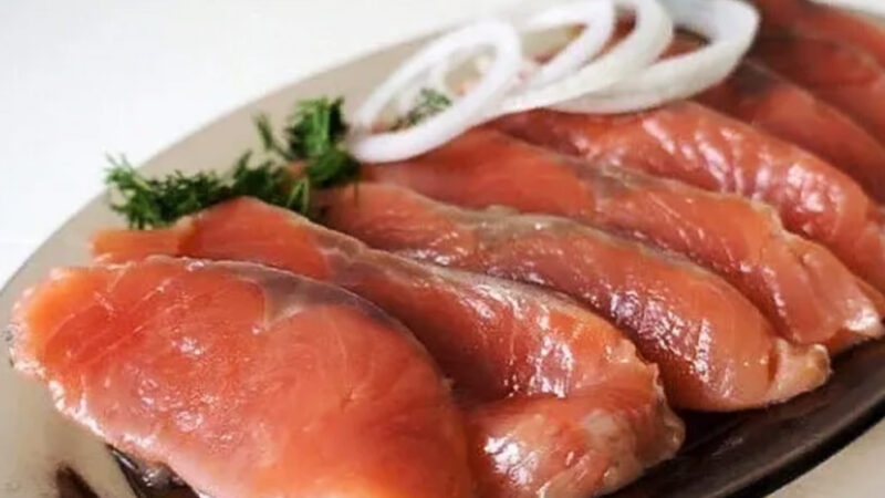 Соленая горбуша в масле с луком