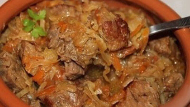 Гуляш с капустой в горшочке