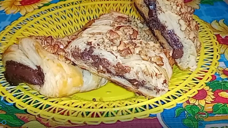 Быстрый десерт “Шоколадка в тесте”