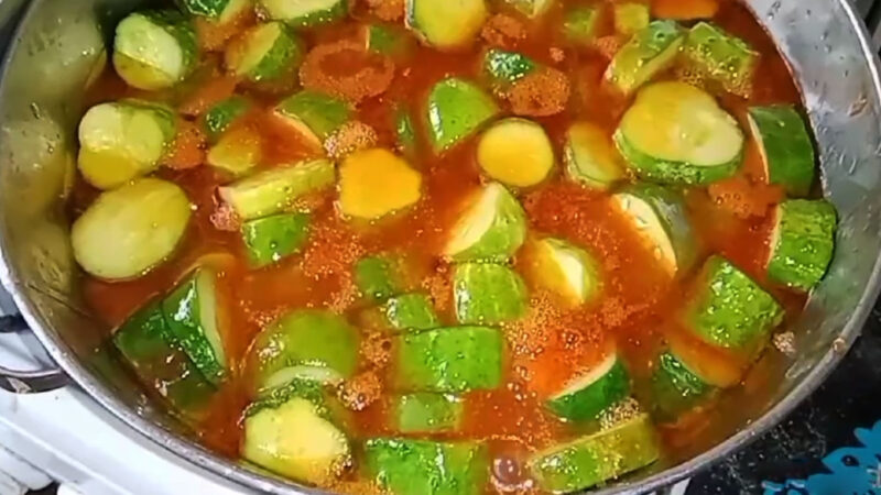 Резанные огурцы🥒 в кетчупе🥤