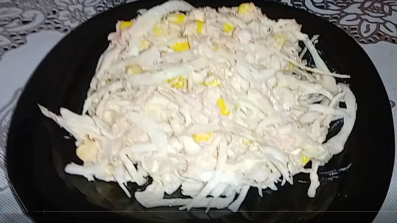 Простой салат из капусты и консервы