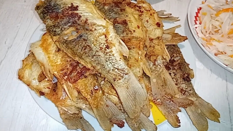 Жарим карасей. Или как пожарить речную рыбу без запаха и мелких костей