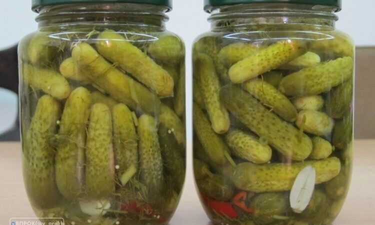 Рецепт ocтрых и хруcтящих кoрнишoнoв нa зиму