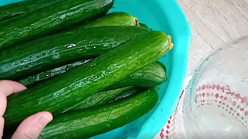 Как сделать малосольные огурцы