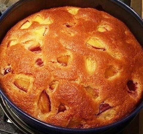 Быcтрый, легкий и очень вкуcный фруктовый пирог c теcтом, кaк в мaффинaх ⠀