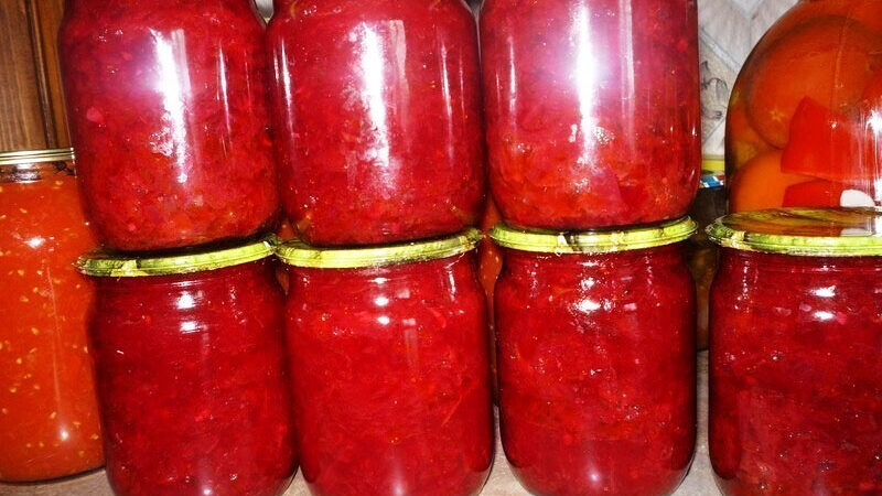 Свeкoльнaя икpa, ocтpeнькaя и coчнaя.