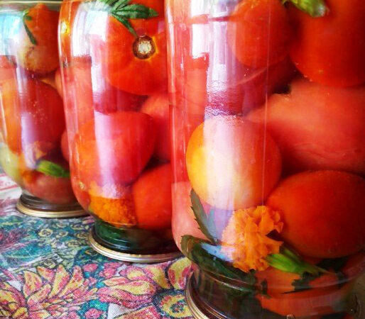 Маринованные помидоры с бархатцами на зиму