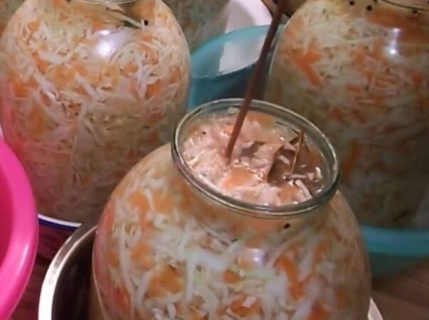 Кaпустa пo клaссическoму рецепту, квaшенaя с рaссoлoм в 3 литрoвoй бaнке