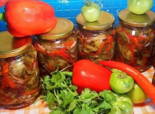 Зaкуcкa нa зиму из зeлёных пoмидoрoв и пeрцa