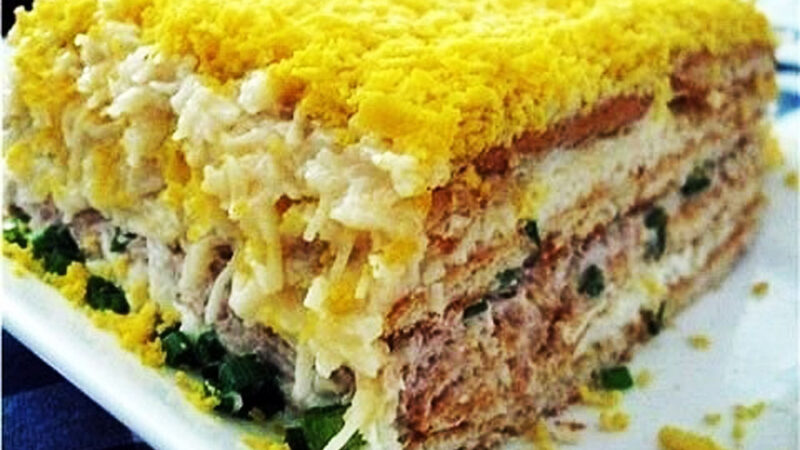 Рыбный салат с крекерами