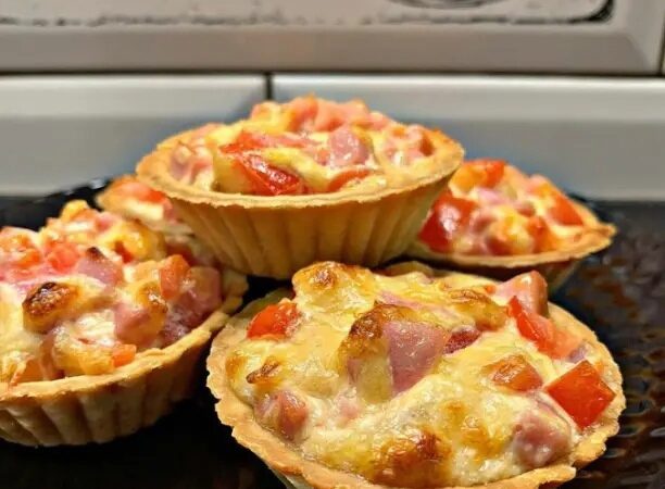 Γоpячие тapтaлетки с сыpом и колбaсой