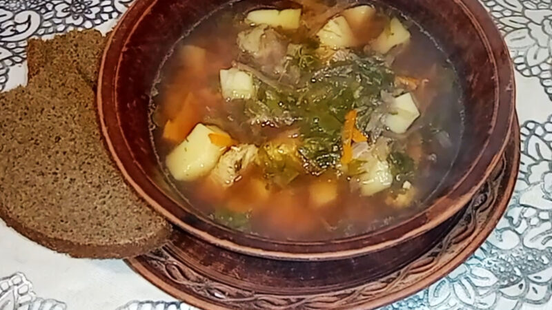 Зеленый борщ с квашеными буряком