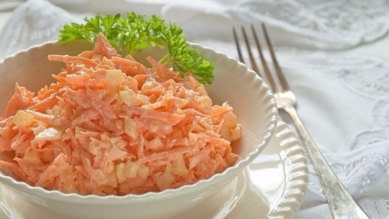 Морковный салат с яйцом