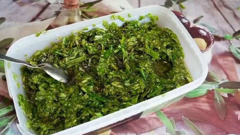 Паста-заправка из луковых стрелок