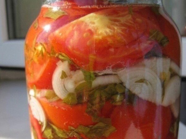 Томати з цибулею в олії