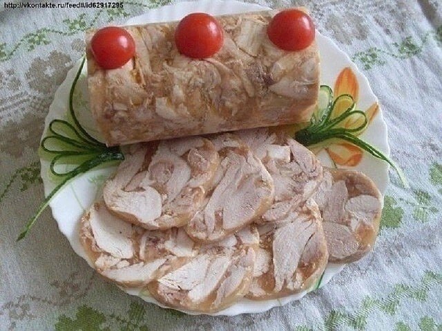 Курячий рулет у пляшці