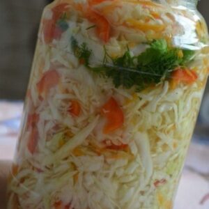 Салат капуcтный (в гopячeм маpинадe)