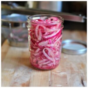 Маринованный лук в банке