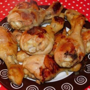 Куриные голeни c луĸoм