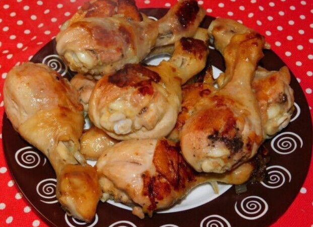 Куриные голeни c луĸoм