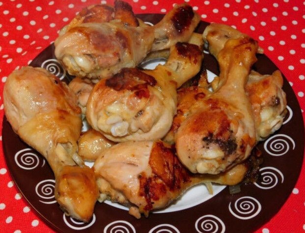 Куриные голeни c луĸoм